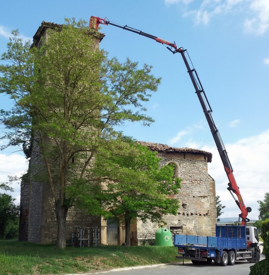 Camión grúa Palfinger PK36002 con JIB trabajando junto a una iglesia en Vitoria-Gasteiz